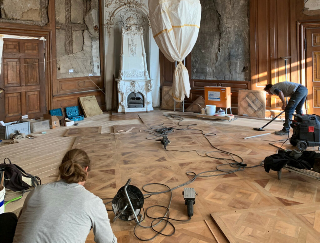 Parkett wird wieder eingebaut | Bodenrestaurierung im „Hochzeitszimmer“ von Schloss Friedenstein bald abgeschlossen