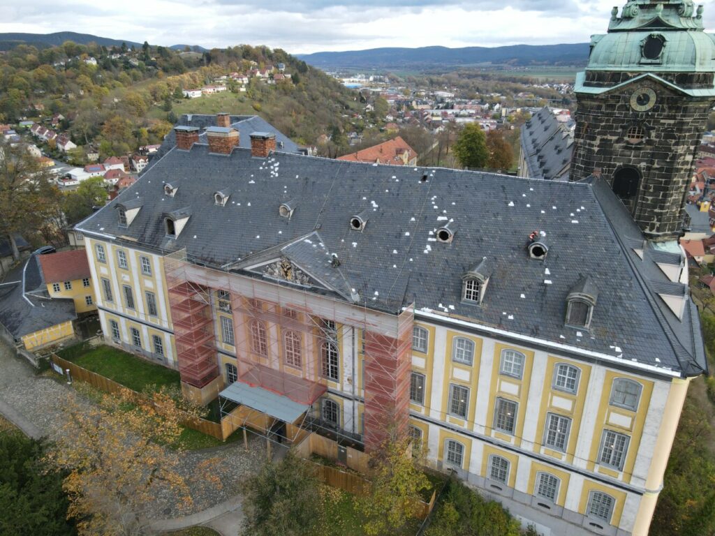 Bleche statt Eimern | Sicherungen am Westflügeldach von Schloss Heidecksburg in Rudolstadt